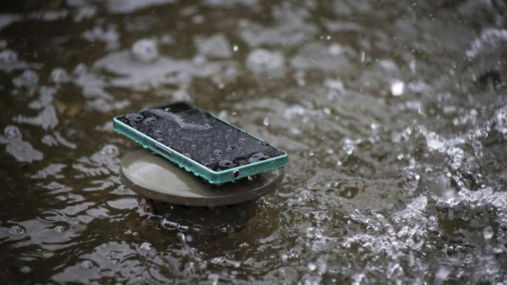 Смартфон упал в воду: Что делать?