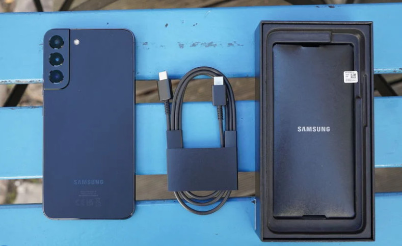Обзор Samsung Galaxy S22 Plus: Что в комплекте